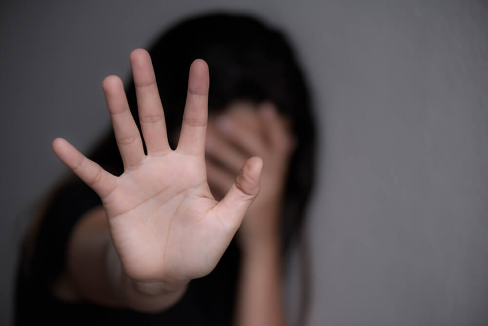 Mujer cubriéndose la cara con las manos, representando el miedo y la necesidad de apoyo