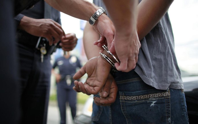 Hombre detenido por la policía