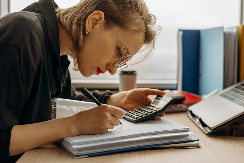 mujer realizando auditoría minuciosamente