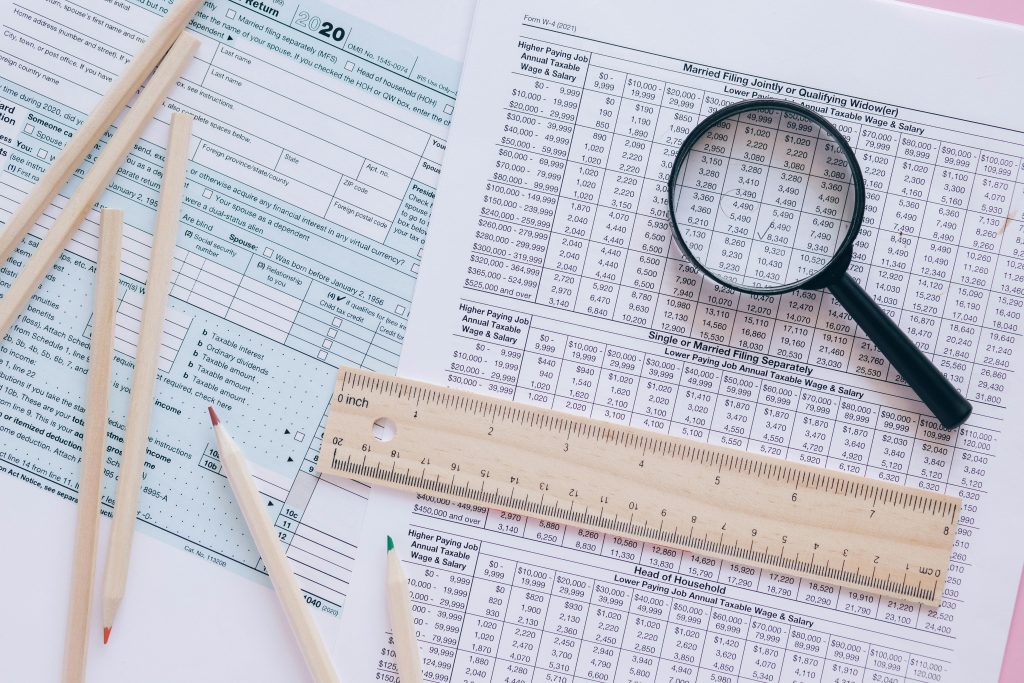 lupa encima de documentos