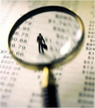 Lupa examinando estados financieros, símbolo de auditoría, análisis contable y revisión detallada del manejo de recursos público