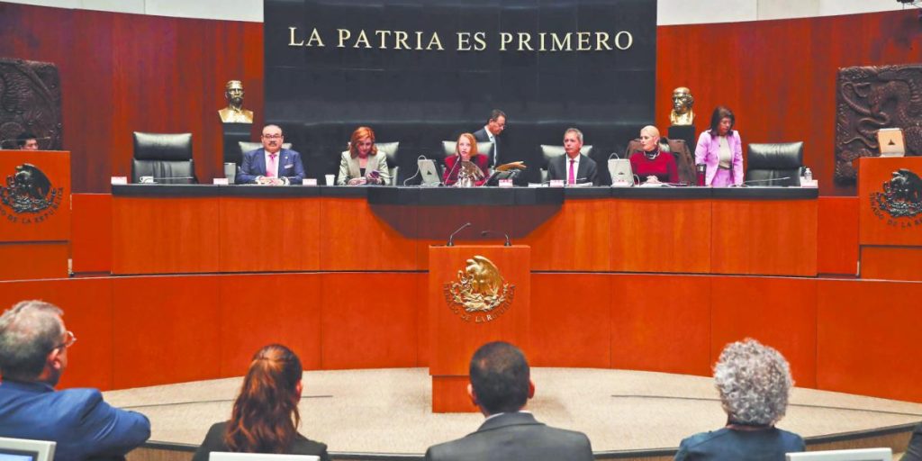 Senadores en el pleno del Senado de México, con la frase "LA PATRIA ES PRIMERO" al fondo.