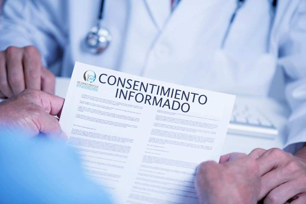 Paciente firmando consentimiento informado antes de un procedimiento médico en un hospital