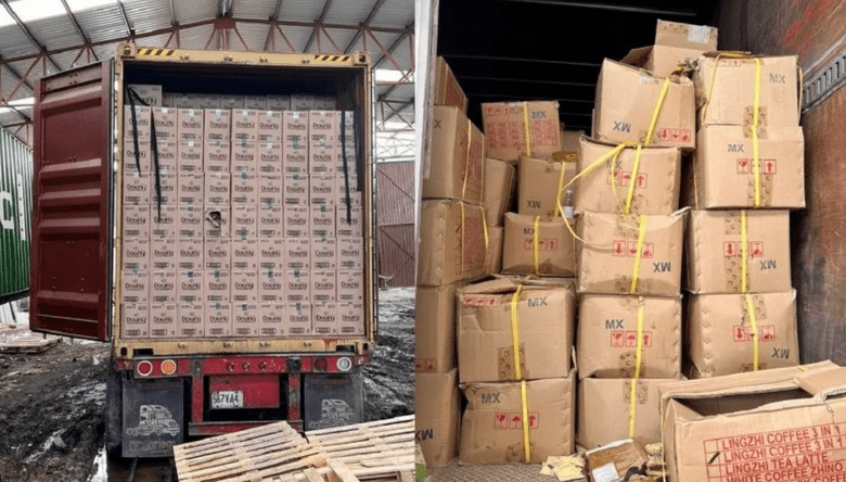 Vista del interior de un contenedor de carga marítima lleno de cajas de mercancía importada en un almacén logístico.